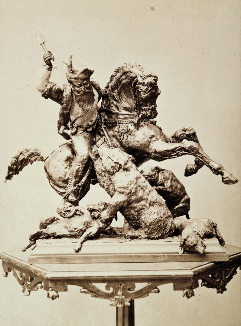 Fotografia rzeźby jeźdźca polującego na niedźwiedzia.